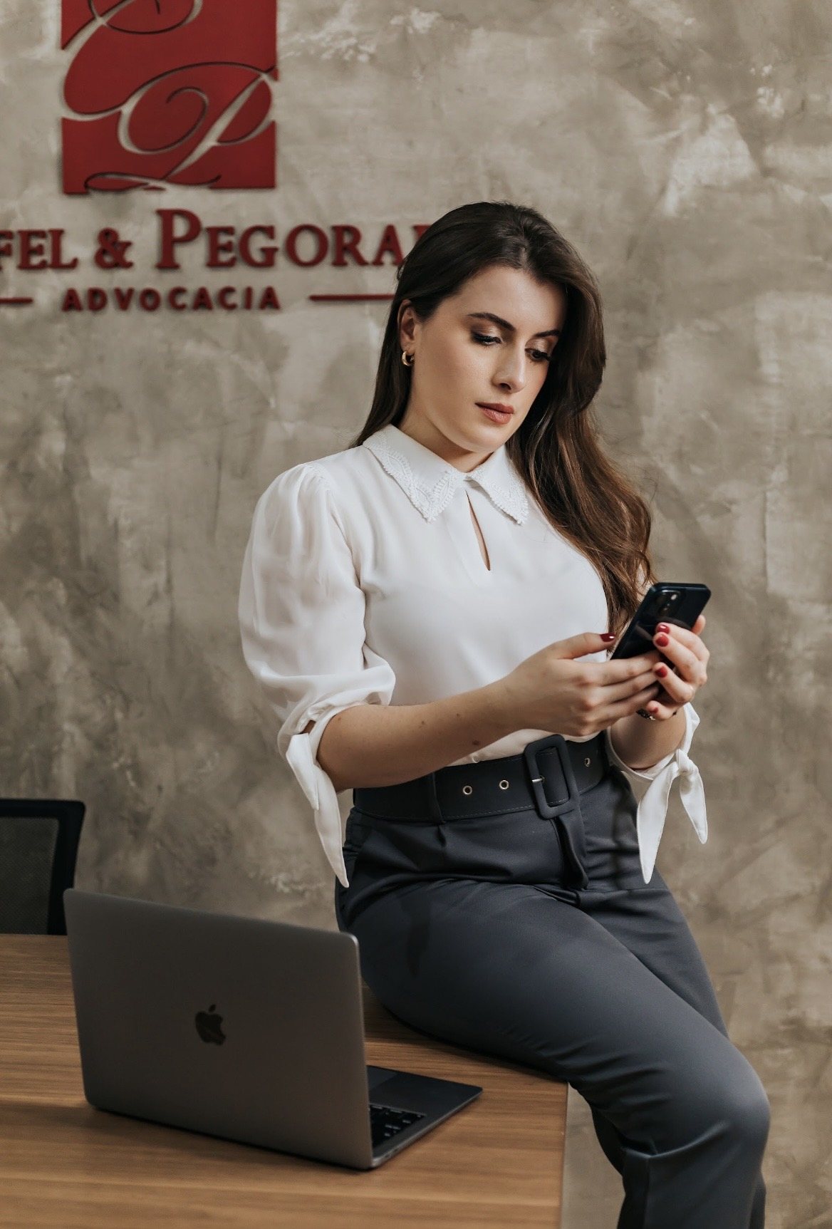 Bruna Pegoraro no escritório