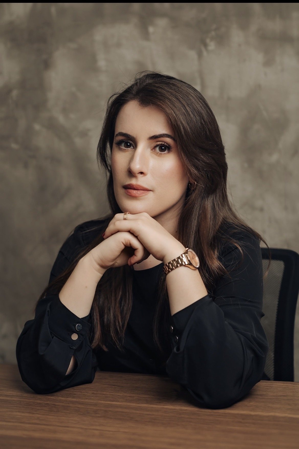 Bruna Pegoraro no escritório