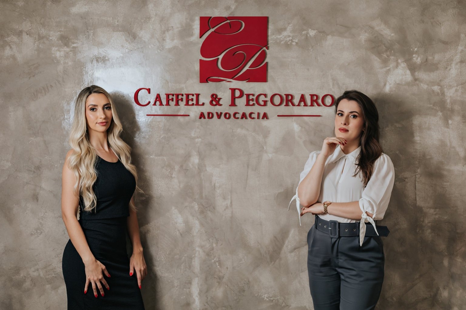 Larissa Caffel e Bruna Zangarini Pegoraro no escritório